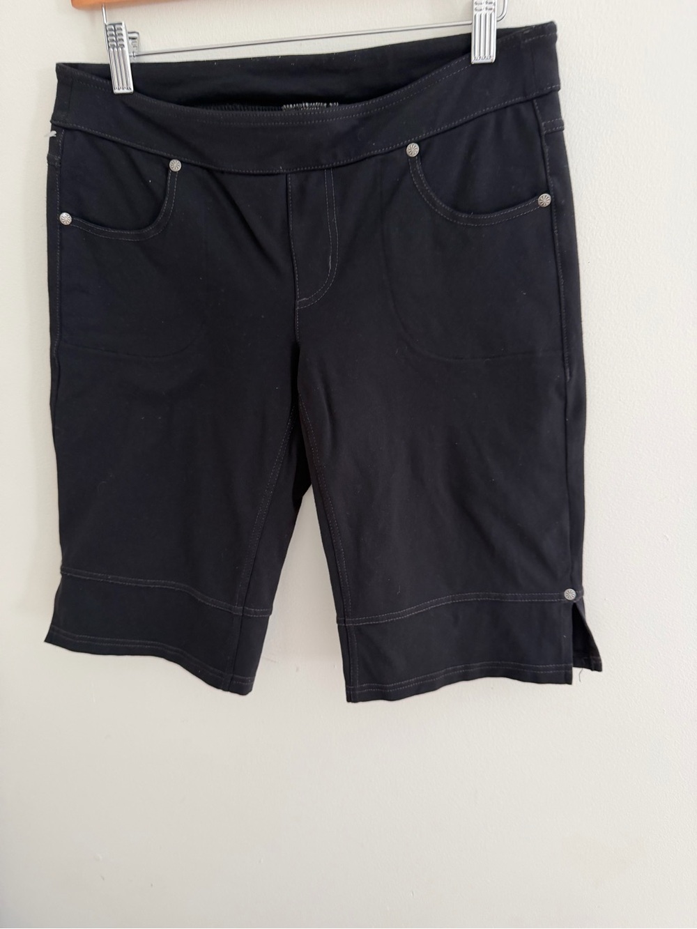 Athleta Black Women’s Mid-Length Stretch Shorts